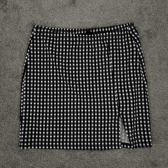Black and white checkered skirt - Picture 1 of 2